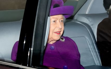 В фиолетовом пальто и шляпе: королева Елизавета II съездила на службу