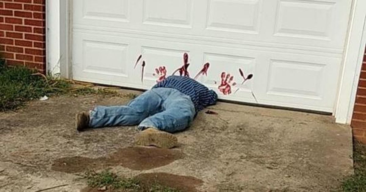 В США людей напугало обезглавленное "тело" на крыльце частного сооружения