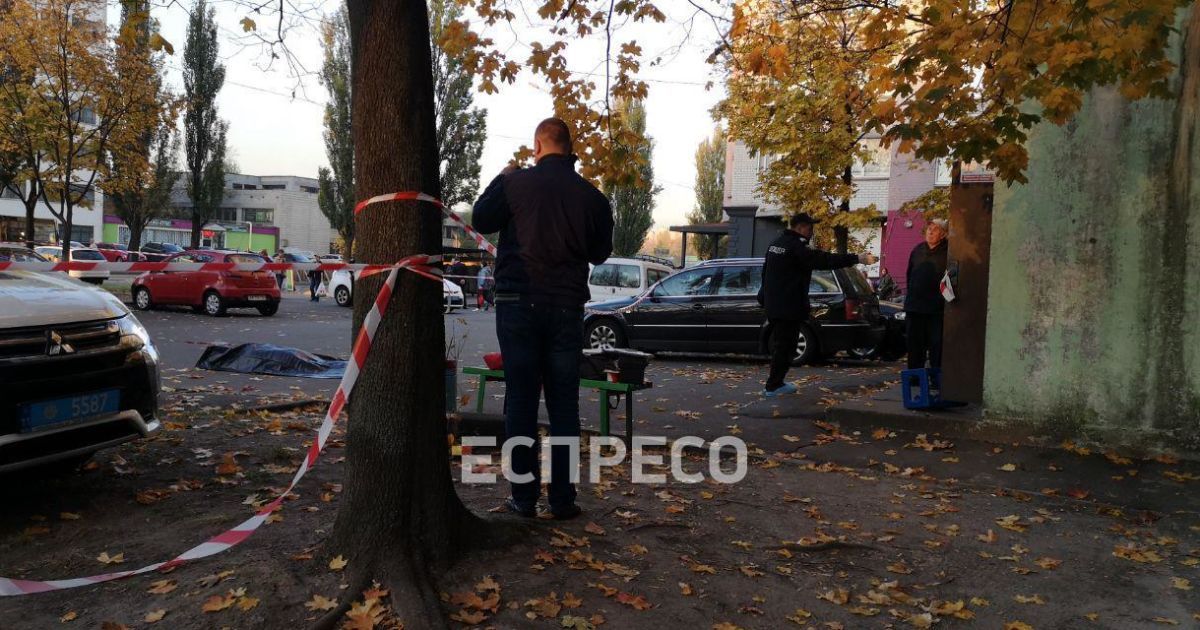 Різанина в Києві: вбивця з ножем напав на двох чоловіків у під’їзді багатоповерхівки