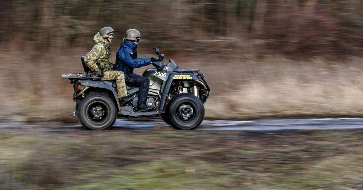 Взяли на таран авто ДПСУ: на Буковині прикордонники зі стріляниною переслідували контрабандистів