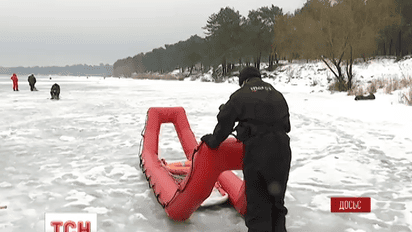 В Каховском водохранилище на льдине унесло супружескую пару