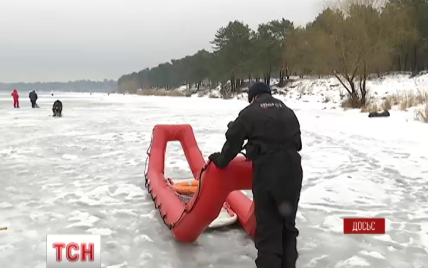 В Каховском водохранилище спасли пару, которую унесло на льдине