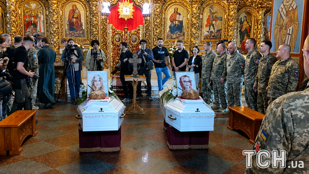 Російська атака вбила двох сестер: Київ прощається з доньками загиблого героя (відео)