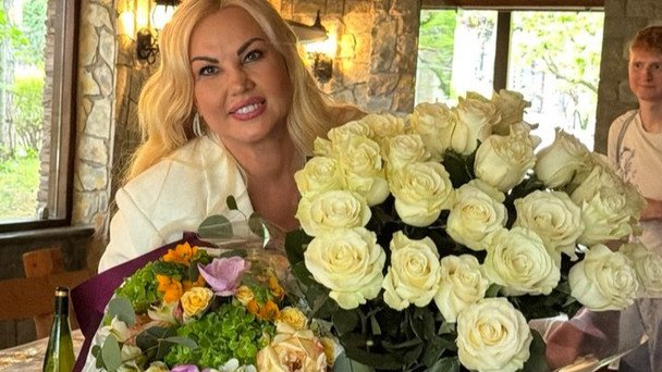 Камалія відсвяткувала 49-річчя з ексчоловіком і доньками й показала рідкісні фото з сімейного маєтку