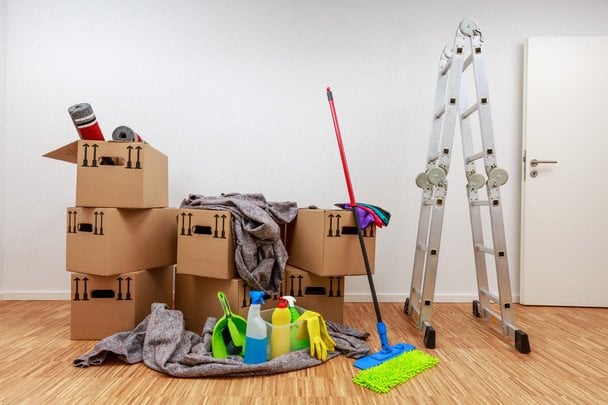 Чоловік купив будинок, але знахідка за стіною перетворила життя на “фільм жахів”: що там було