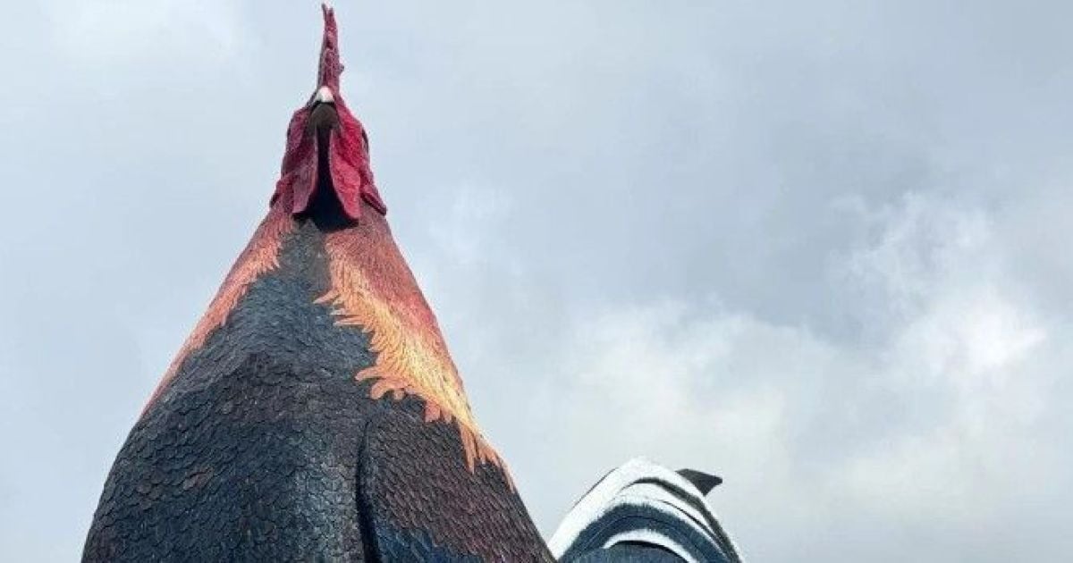 Готель у формі півня