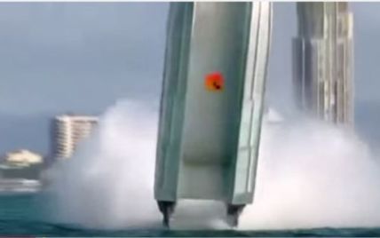 В Сети появилось видео опасного "сальто" моторной лодки во время гонки на воде