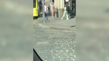 Людным центром Львова разгуливал голый мужчина (похотливое видео)