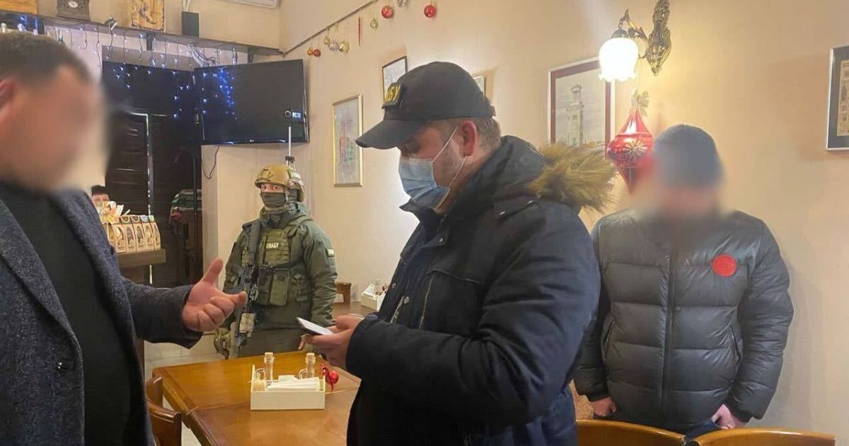 Правоохранители задержали нардепа во время получения взятки