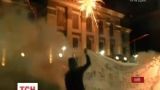 В Киеве неизвестные в балаклавах фейерверками обстреляли посольство России