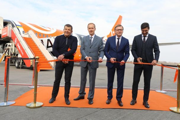 Кирило Звонарьов на презентації Boeing 737-700 у лівреї футбольного клубу "Шахтар" / © www.facebook.com/airportboryspil