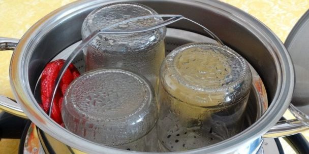 Какие самые быстрые способы стерилизации банок без духовки и кипячения: полезные лайфхаки