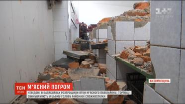 Невідомі в балаклавах розтрощили м’ясний павільйон в Коростишеві
