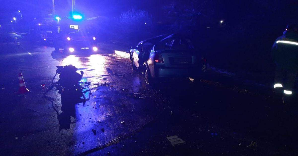 Під Києвом 16-річний хлопець узяв батькове авто в’їхав у дерево, а потім зіткнувся з електроопорою