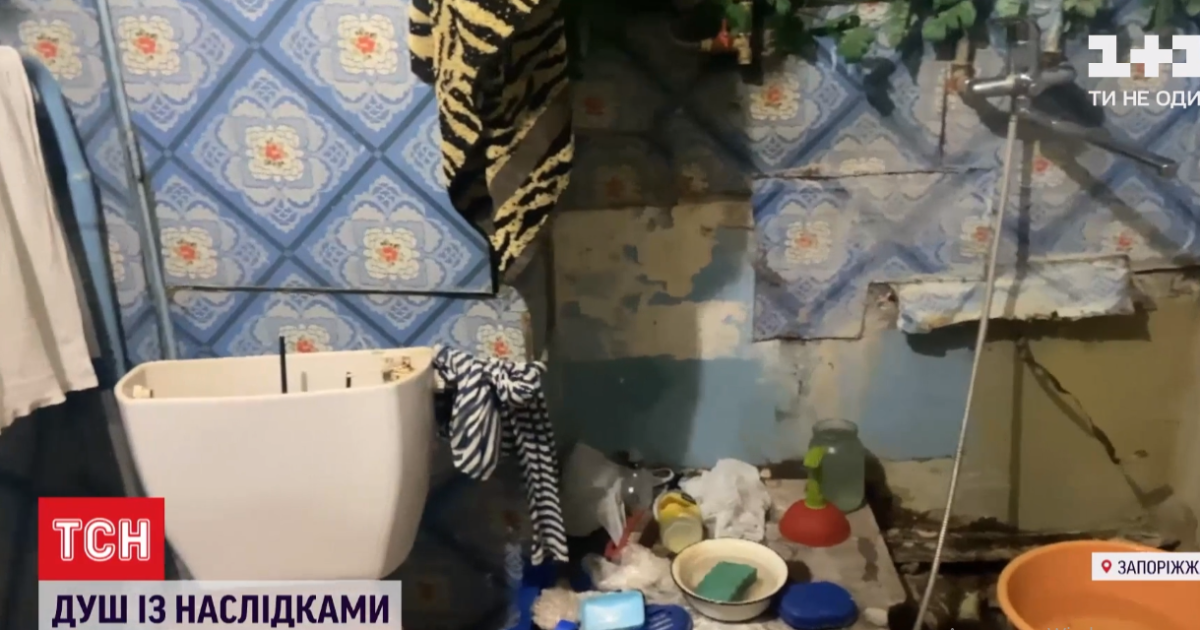 Заливает соседей: в Запорожье мужчина сдал ванну на металлолом и льет воду прямо на пол