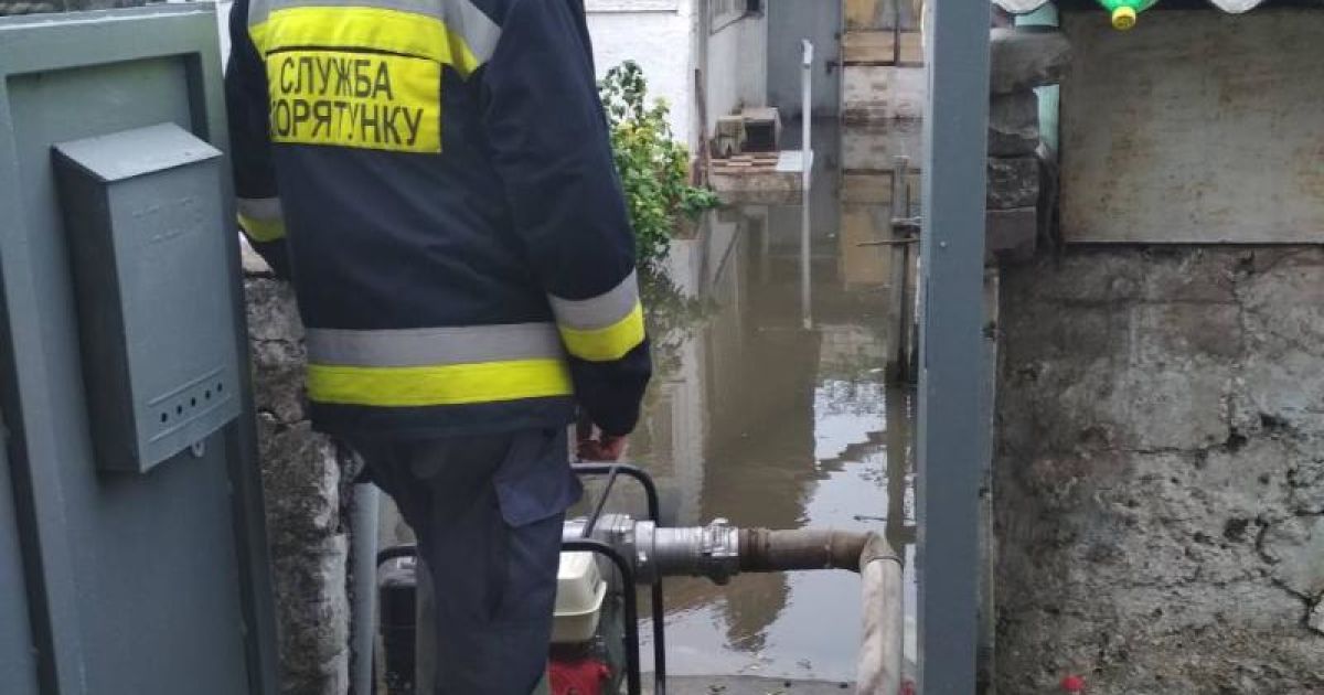 В Днепре из-за поврежденного коллектора подтопило улицы