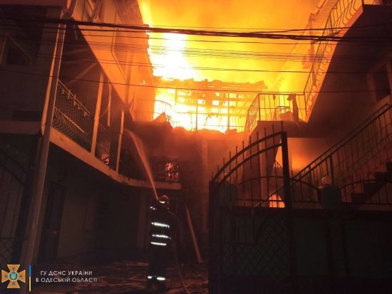 Ракетний удар по Одещині: рятувальники майже 5 годин гасили пожежу, зросла кількість постраждалих