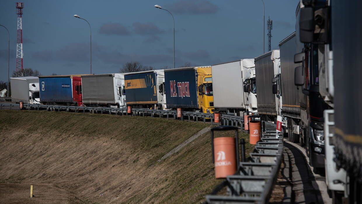 Вантажівки в черзі на кордоні з Польщею / Фото: PAP / © 