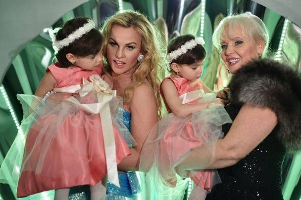 Камалія з доньками та мамою Інною Петрівною / © twitter.com/kamaliya_zahoor