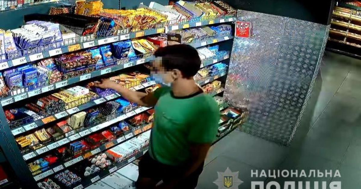Кулаком нанес удар в голову: в Киеве задержали парня, который избил охранника супермаркета (видео)