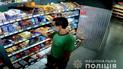 Кулаком нанес удар в голову: в Киеве задержали парня, который избил охранника супермаркета (видео)
