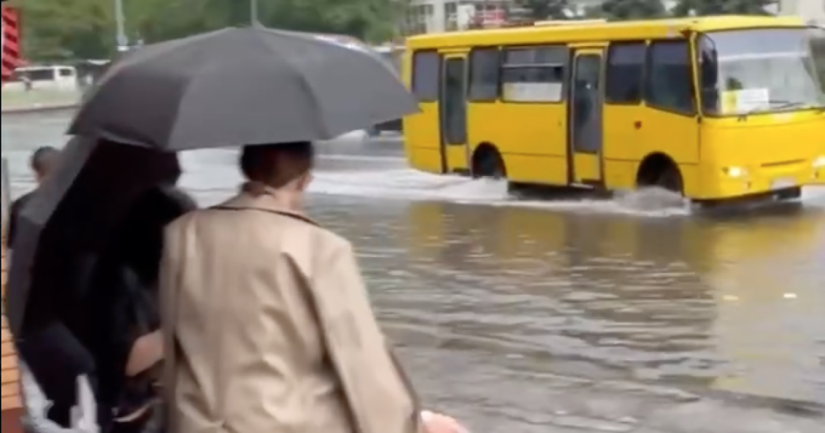 В Киеве, возле станции метро Левобережная, затопило проезжую часть дороги и часть тротуара / Фото: скриншот