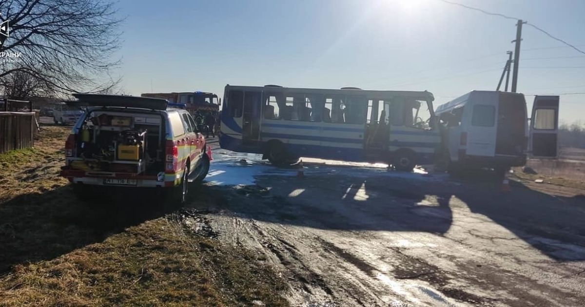 На Прикарпатті сталася аварія за участі автобуса: одна людина загинула, 14 травмувалися