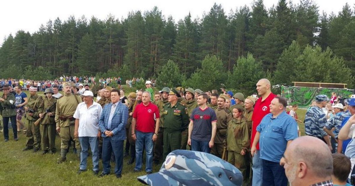 Депутатів на фестивалі ретельно охороняли від відвідувачів / © Twitter/Микола Валуєв