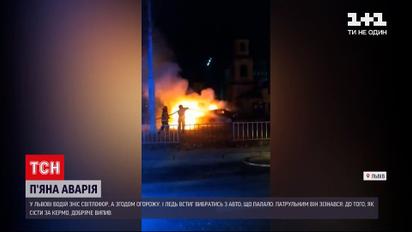 Нетрезвый мужчина за рулем снес светофор и повалил забор | Новости Львова