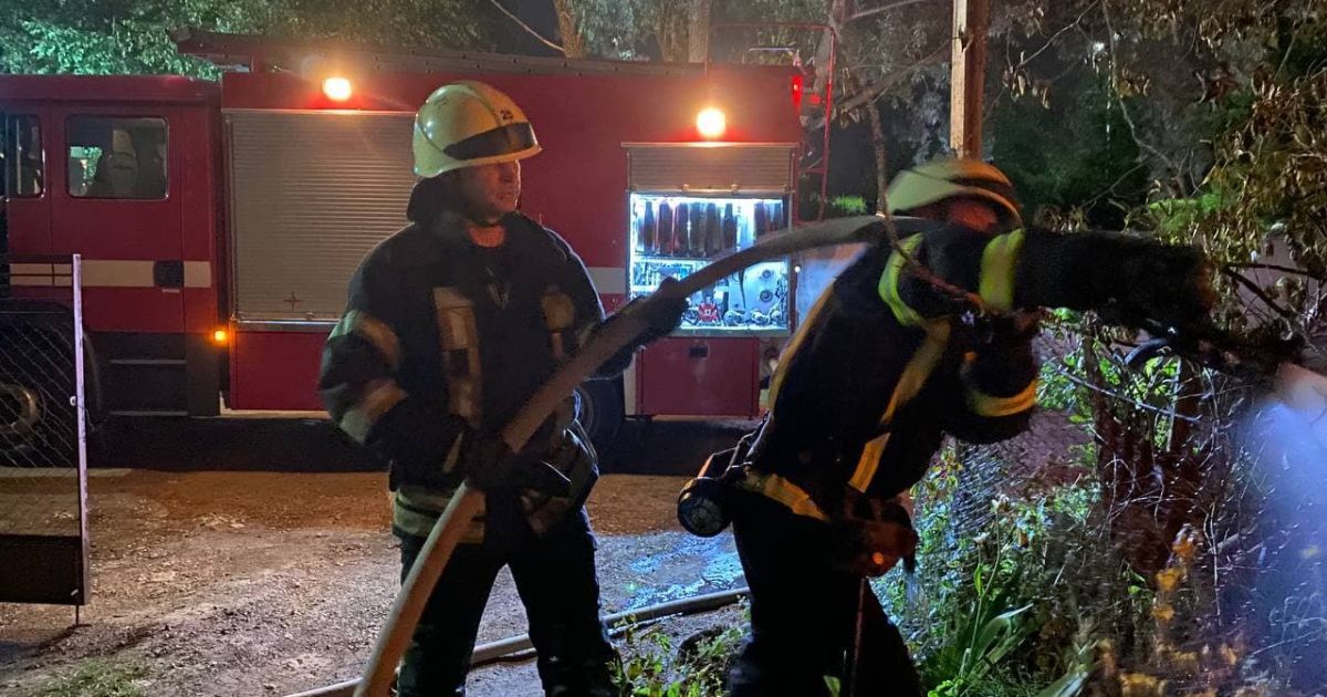 У Києві на Оболоні згорів дерев'яний будинок