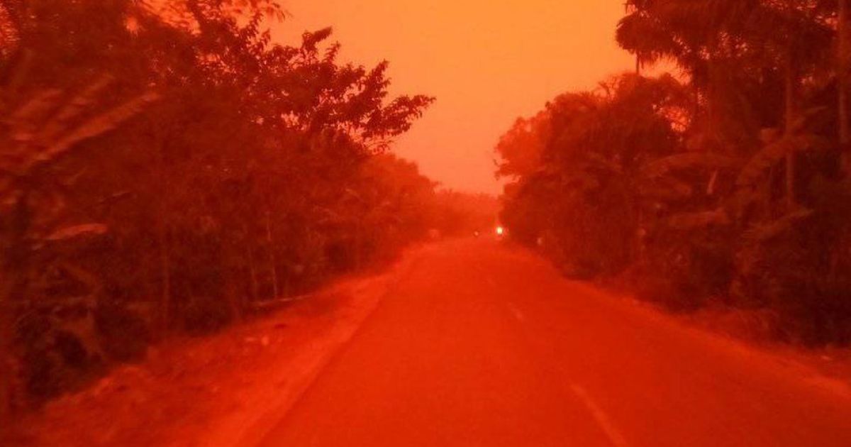 Наче на Марсі: в Індонезії небо почервоніло через масштабні лісові пожежі
