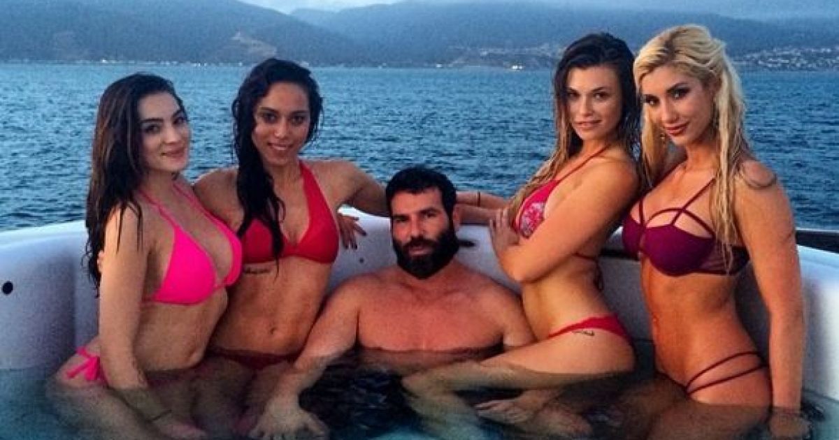Звезда покера кичится вечеринками с обнаженными моделями / © instagram.com/danbilzerian