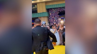 Известный блоггер напал на Ариану Гранде прямо во время премьеры фильма