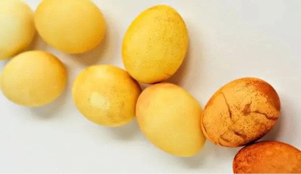 Яйця в куркумі