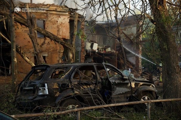Россияне атаковали жилой квартал в Днепре.