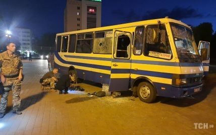 "Не погрожував і заспокоював бабцю": заручник розповів, що робив луцький терорист в автобусі