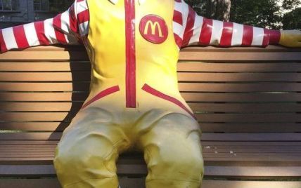 В США символу McDonald's отрубили голову