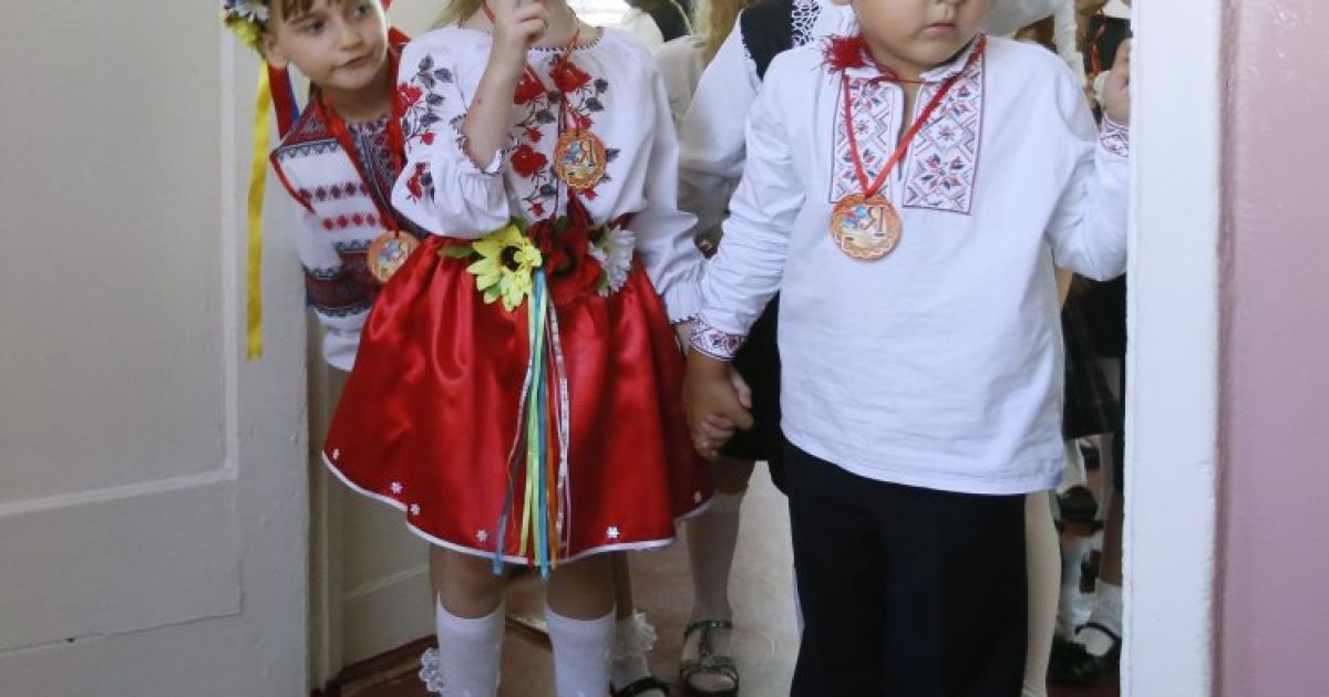 Первоклассники в классе после торжественной линейки по случаю Дня знаний и начала нового учебного года в школе №26 в Киеве / © УНИАН