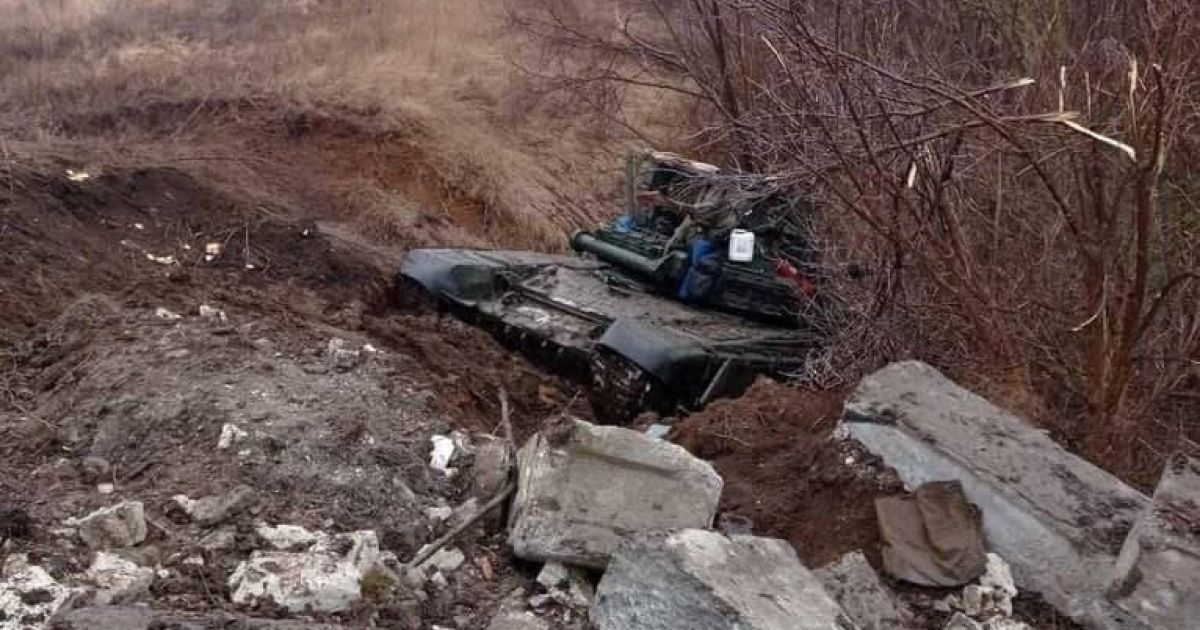 Щось пішло не за планом: танк окупантів потрапив у пастку, застрягши у канаві (фото)