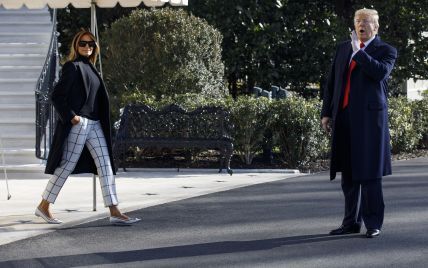 У картатих штанях і не на підборах: Меланія Трамп обрала для перельоту стильний лук