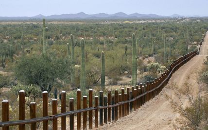 На границе Мексики произошли столкновения силовиков с караваном нелегалов