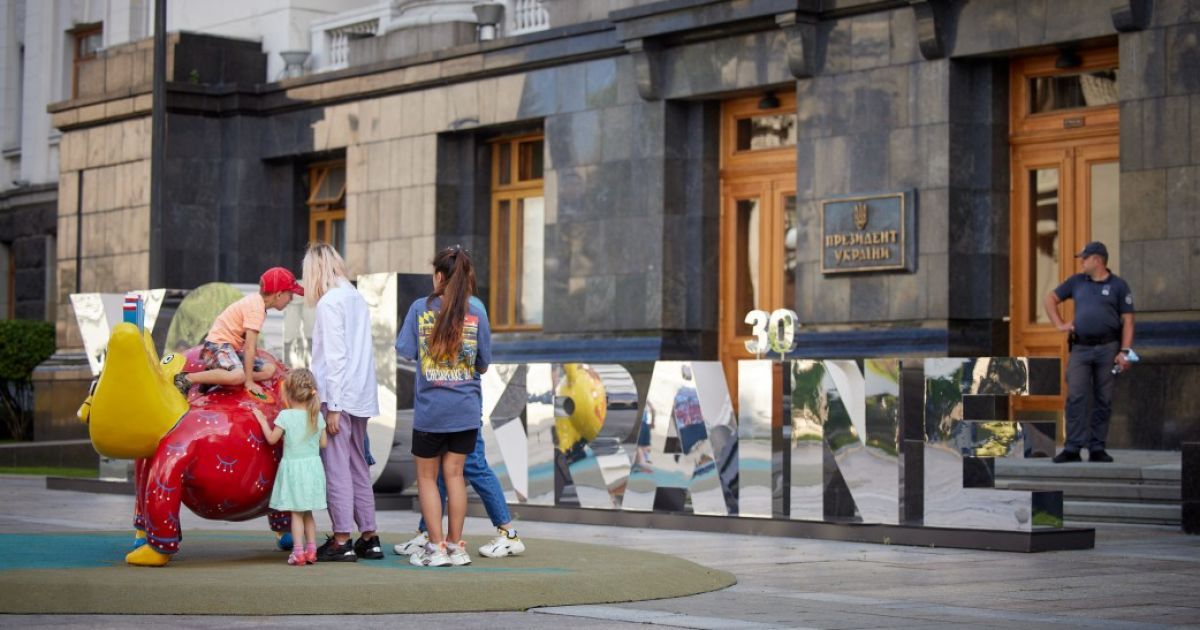У Києві біля Офісу президента відкрили скандальний дитячий майданчик