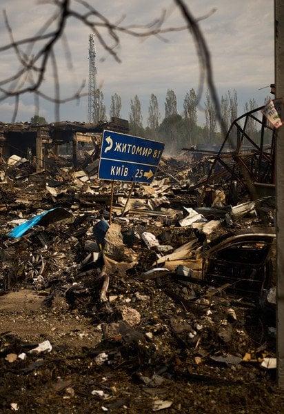 Наслідки удару та вибухів у селі Мила Київської області
