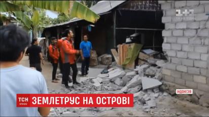 Более десятка человек погибли от мощного землетрясения в Индонезии