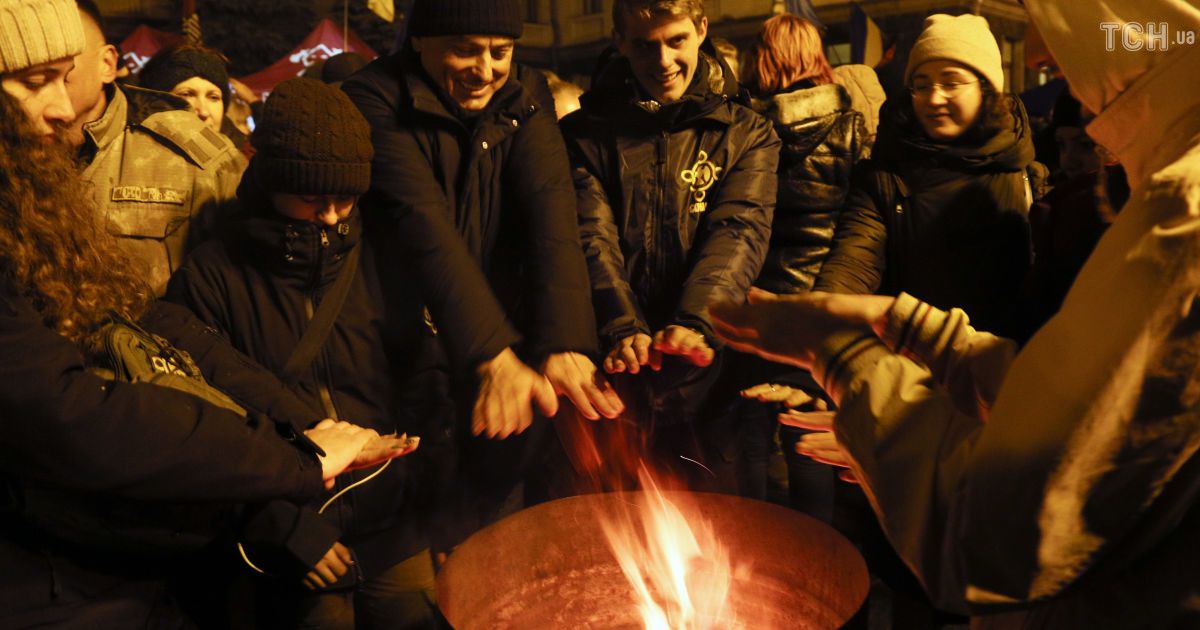 "Ми плече для Зеленського": учасники нічного пікету на Банковій заперечили можливість штурму Офісу президента