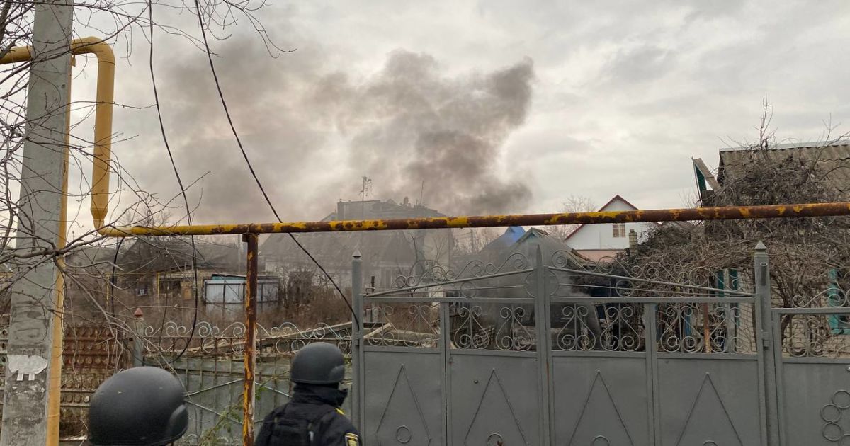 Росіяни продовжують обстрілювати Херсон, фото / поліції