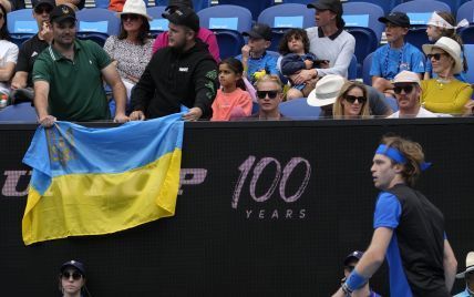 Российский теннисист пожаловался на фанатов с флагом Украины во время матча Australian Open: подробности