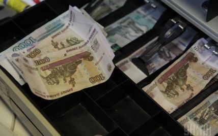 В России начал сильно падать рубль