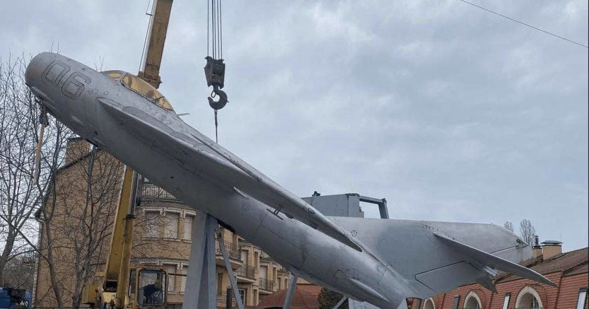 У Києві демонтували радянський літак у дворі школи