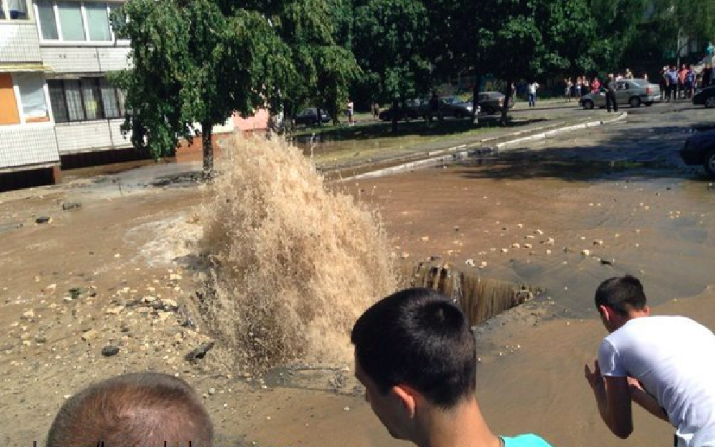 Из поврежденной трубы начал бить фонтан, который достигал 25 метров высотой / © vk.com/troyeshchyna_array